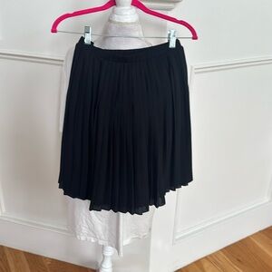Pleated black skirt with elastic waist